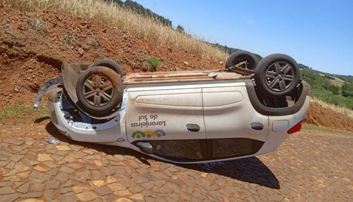 Laranjeiras - Carro da prefeitura capota em acidente